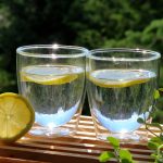 Limonlu su gerçekten sağlıklı mı: Beslenme uzmanları “mucize içecek” hakkındaki